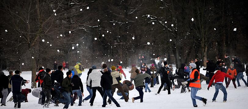 Wenn die Schneebälle fliegen: LMU vs TU im Englischen Garten.