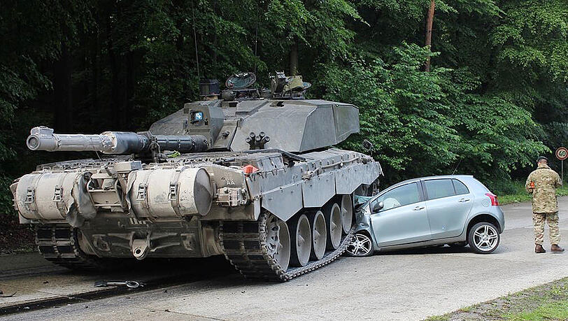 Beim Einbiegen auf die Panzerringstrasse übersah eine 18-Jährige eine Kolonne von Panzern. Der Fahrzeugführer des ersten Panzers, ein 24-jähriger Brite, konnte nicht mehr bremsen, erfasste den Toyota und überrollte die Fahrzeugfront des PKW. Beim Einbiegen auf die Panzerringstrasse übersah eine 18-Jährige eine Kolonne von Panzern. Der Fahrzeugführer des ersten Panzers, ein 24-jähriger Brite, konnte nicht mehr bremsen, erfasste den Toyota und überrollte die Fahrzeugfront des PKW.