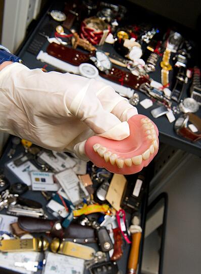Fundsachen: Gut 3500 im vergangenen Jahr, darunter 900 Ausweise, 770 Kleidungsstücke, 530 Geldbörsen, 400 Schlüssel, 330 Smartphones und Handys, 305 Taschen, Rucksäcke und Beutel, 230 Brillen, 95 Regenschirme und Stöcke. Als Kuriosa wurden abgegeben: 2 Eheringe, 1 Katzentransportbox, 1 Gebiss, 1 Schlagzeug-Beckenset. Gesucht wurde ein Bundesverdienstkreuz 2. Klasse.