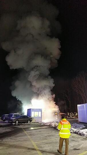 Am frühen Sonntagmorgen brannte ein Reisebus am Grenzübergang Walserberg komplett aus. Die Bilder vom Einsatz.