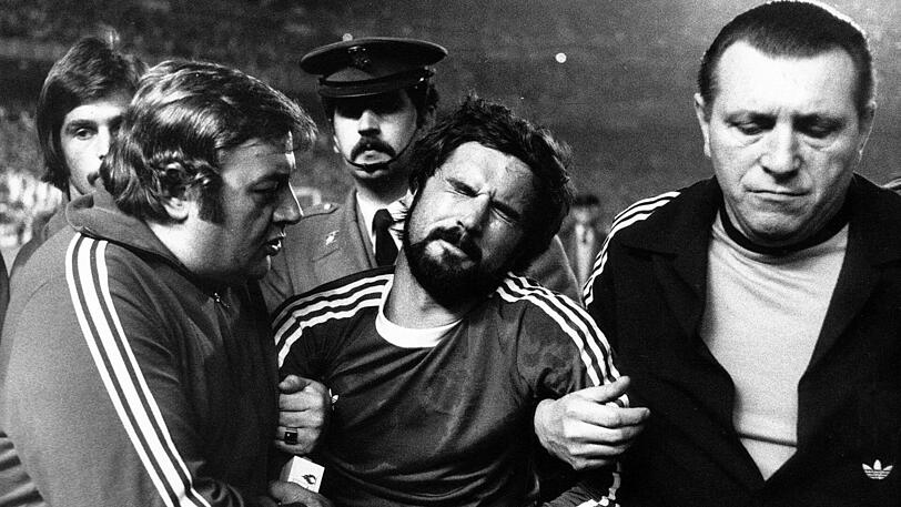 1975/76 - Das erste Duell gab es im Halbfinale vor über 40 Jahren. Damals sorgte ein Flitzer in Madrid für einen Eklat. Er schlug Gerd Müller nieder, der daraufhin behandelt werden musste. Die Bayern gewannen das Duell mit 2:0 und 1:1.
