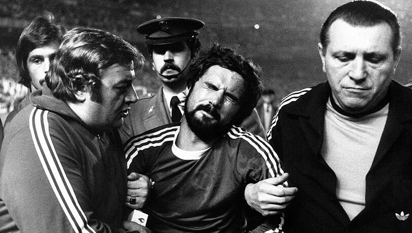 1975/76 - Das erste Duell gab es im Halbfinale vor über 40 Jahren. Damals sorgte ein Flitzer in Madrid für einen Eklat. Er schlug Gerd Müller nieder, der daraufhin behandelt werden musste. Die Bayern gewannen das Duell mit 2:0 und 1:1. 1975/76 - Das erste Duell gab es im Halbfinale vor über 40 Jahren. Damals sorgte ein Flitzer in Madrid für einen Eklat. Er schlug Gerd Müller nieder, der daraufhin behandelt werden musste. Die Bayern gewannen das Duell mit 2:0 und 1:1.