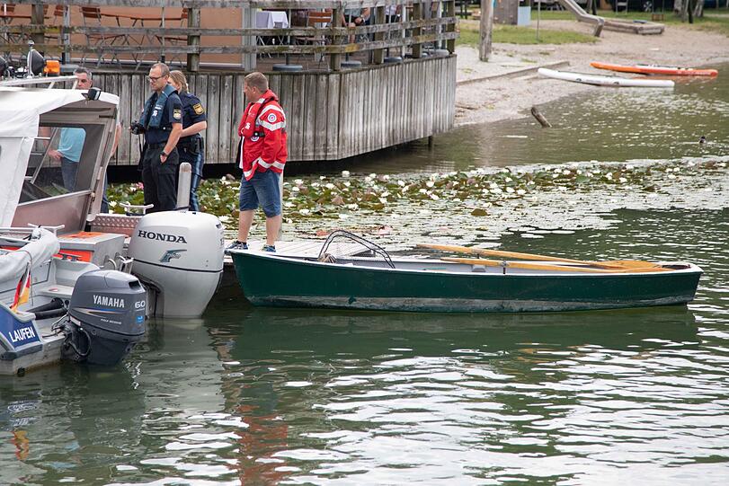 Zahlreiche Wasserwachten sowie Feuerwehr und Notarzt waren im Einsatz, um den gekenterten Angler aus dem Tachinger See zu bergen.