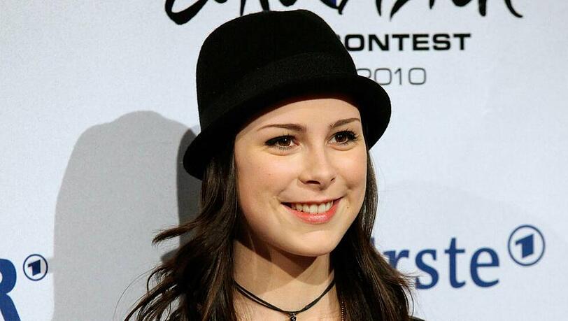 Lena Meyer-Landrut auf einer Pressekonferenz nach ihrem ESC-Sieg im Jahr 2010. Lena Meyer-Landrut auf einer Pressekonferenz nach ihrem ESC-Sieg im Jahr 2010.