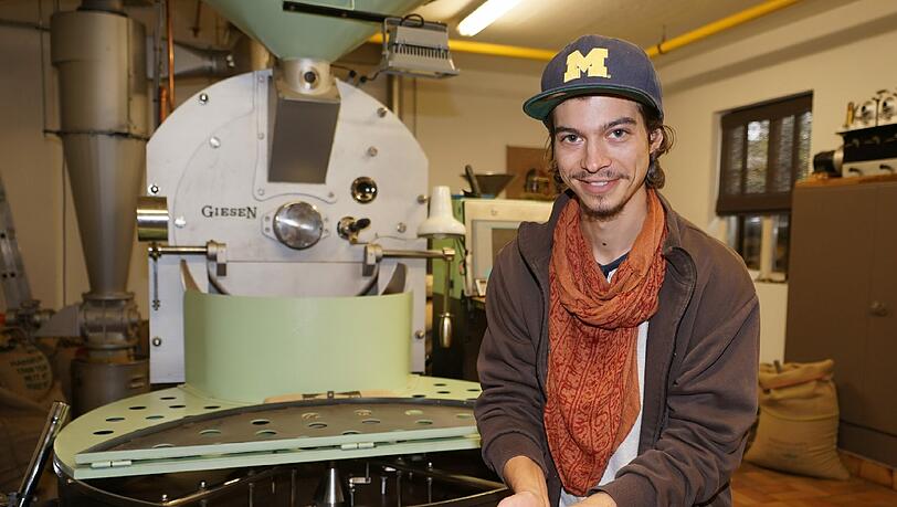 Juniorchef Benjamin Schneider präsentiert Bohnen – im Familienbetrieb wird der Kaffee im Langzeitröstverfahren produziert. Juniorchef Benjamin Schneider präsentiert Bohnen – im Familienbetrieb wird der Kaffee im Langzeitröstverfahren produziert.