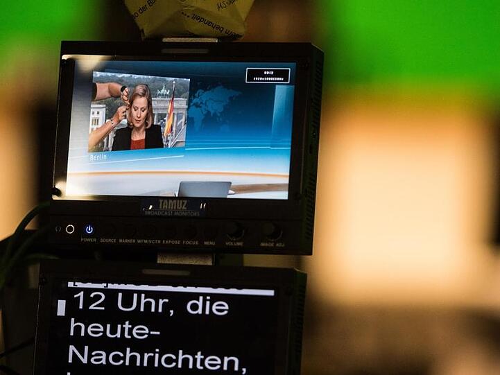 Auf dem Monitor einer Studiokamera ist die ZDF-Hauptstadtkorrespondentin Nicole Diekmann zu sehen.