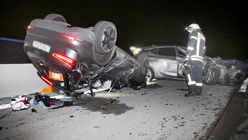 Schwerer Verkehrsunfall auf der A94 bei Heldenstein mit vier Beteiligten Fahrzeugen und mehreren Verletzten. Schwerer Verkehrsunfall auf der A94 bei Heldenstein mit vier Beteiligten Fahrzeugen und mehreren Verletzten.