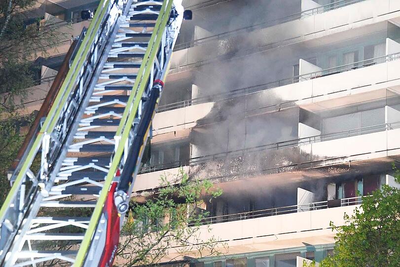 Bei einem Hochhausbrand in Sendling verletzten sich 22 Menschen.