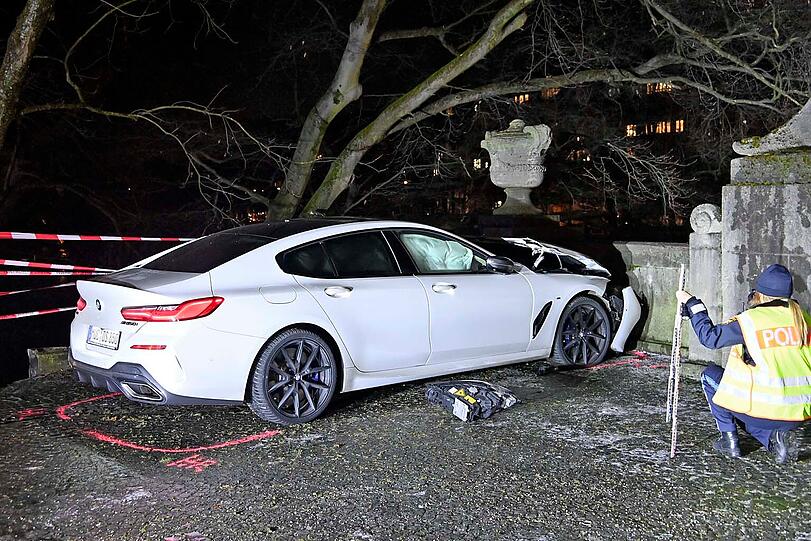 Die Fahrt des Rasers im BMW 850 i M endete am massiven steinerne Geländern im Auslauf der Luitpoldbrücke.