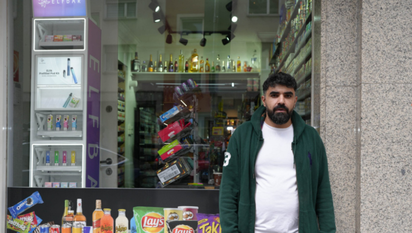 Shivan Beseh, der seit ein paar Monaten an der Schellingstraße einen Kiosk betreibt, hatte um seine Existenz gefürchtet. Sein Bruder Nechirvan Albezihi erleichtert: "Ich werde heute schlafen wie ein Baby!"