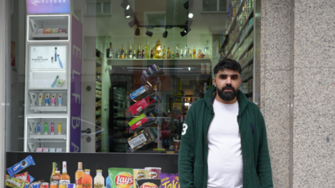 Shivan Beseh, der seit ein paar Monaten an der Schellingstraße einen Kiosk betreibt, hatte um seine Existenz gefürchtet. Sein Bruder Nechirvan Albezihi erleichtert: "Ich werde heute schlafen wie ein Baby!"