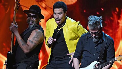 Lionel Richie (M.) bei einer Performance mit Earth, Wind & Fire im Juli in Florida.
