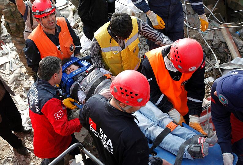 Viele Hände sind nötig: Die Opfer sind oft schwer verletzt und müssen auf Tragen gesichert werden.