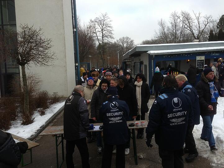 Viele Löwen-Fans freuen sich auf die Rückrunde und lassen sich vom Wetter nicht abschrecken.