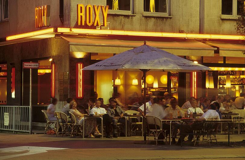 Im Sommer gerne länger: Die Stadt will die Freischankzeiten erweitern. Auch vor dem Roxy in der Leopoldstraße kann man dann länger draußen sitzen.