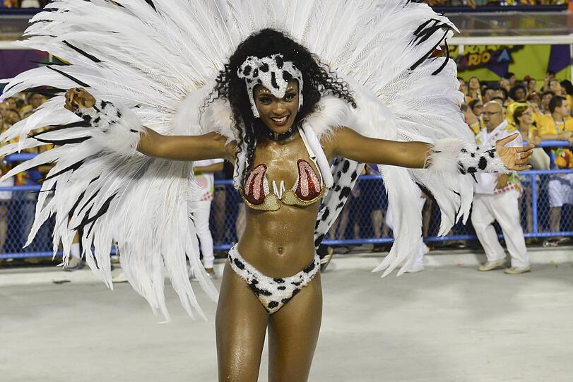 Athletische Tänzer, heiße Rhythmen und kunstvolle Kostüme - die Bilder vom Karneval aus dem Sambadrom in Rio de Janeiro.