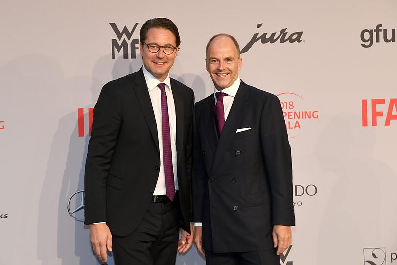 Bundesverkehrsminister Andreas Scheuer (noch mit Ehering) und Christian Goeke (Vorsitzender der Geschäftsführung der Messe Berlin)