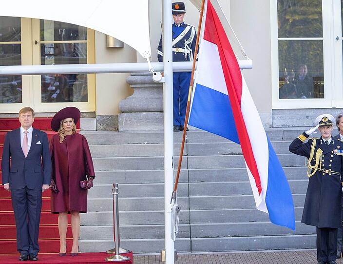 Das Lächeln von Königin Maxima wirkt ein wenig gequält. Steckt die vermutete Darminfektion ihr noch in den Knochen?