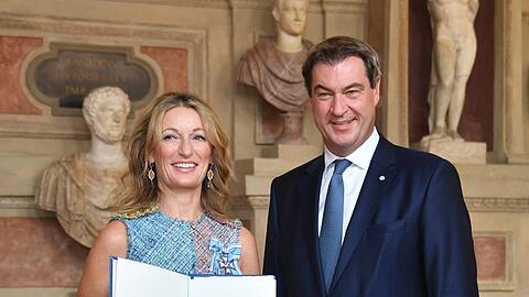 Monika Gruber und Markus Söder bei der Verleihung des Bayerischen Verdienstordens 2019.
