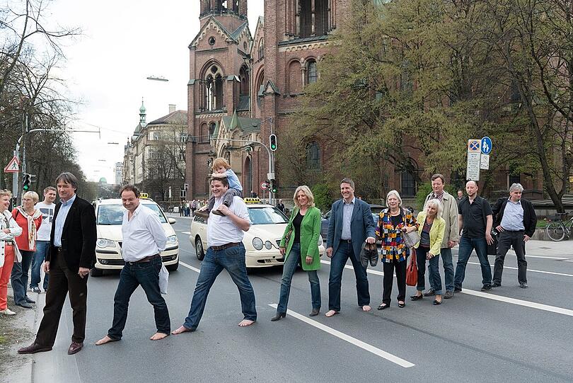 Wie einst auf der Abbey Road: Der Arbeitskreis "Isarlust" posiert für mehr Raum zum flanieren. 
Von Links: Helmut Steyrer vom Münchner Forum, Pfarrer Rainer Schießler von St. Maximilian, Benjamin David von den Urbanauten mit Sohn Xaver, Grünen-OB-Kandidatin Sabine Nallinger, Pfarrer Helmut Gottschling von St. Lukas, zwei spontane Damen, der ehem. Vorsitzende des BA 3 Maxvorstadt Klaus Bäumler, Christian Hierneis vom Bund Naturschutz, Andreas Schuster von Green City, Paul Bickelbacher von FUSS e.V. und Wolfgang Czisch vom Münchner Forum,