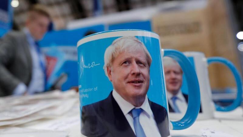 Tassen mit dem Gesicht von Premierminister Boris Johnson auf dem Parteitag. Tassen mit dem Gesicht von Premierminister Boris Johnson auf dem Parteitag.