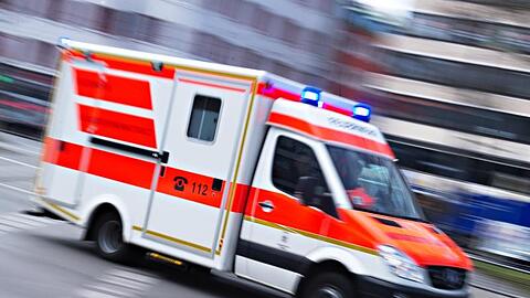 Die Passantin erlag in einer Klinik ihren schweren Verletzungen. (Symbolbild)