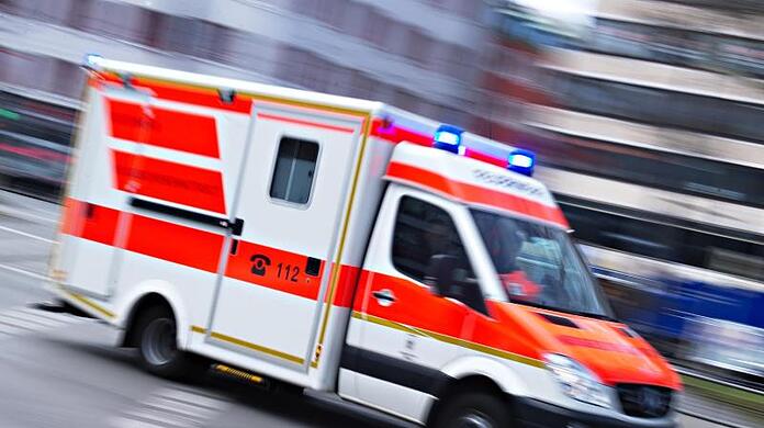 Die Passantin erlag in einer Klinik ihren schweren Verletzungen. (Symbolbild)
