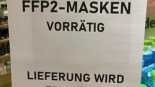 Die Apotheke am Giesinger Bahnhof hat keine FFP2-Masken mehr vorrätig und informiert die Kundschaft. Die Apotheke am Giesinger Bahnhof hat keine FFP2-Masken mehr vorrätig und informiert die Kundschaft.