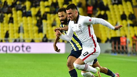 Frankfurts Filip Kostic (l) im Laufduell mit Nazim Sangare von Fenerbahce.