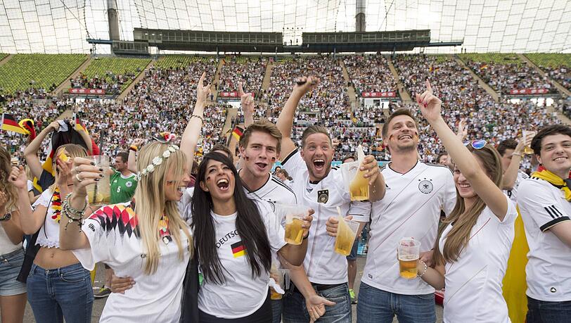 Public Viewing im Olympiastadion, wie hier 2014 bei der WM-Begegnung USA-Deutschland, wird es dieses Jahr nicht geben.