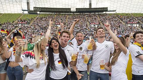 Public Viewing im Olympiastadion, wie hier 2014 bei der WM-Begegnung USA-Deutschland, wird es dieses Jahr nicht geben.