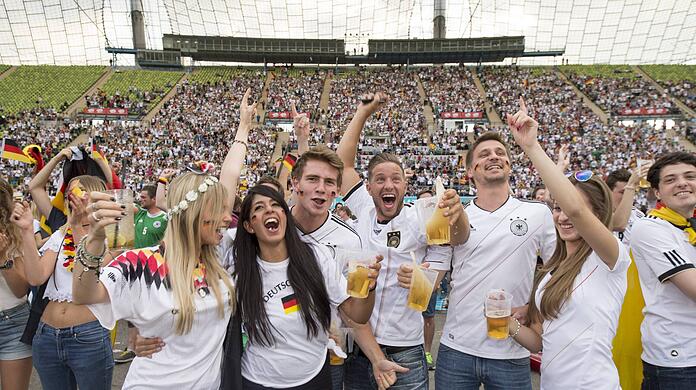Public Viewing im Olympiastadion, wie hier 2014 bei der WM-Begegnung USA-Deutschland, wird es dieses Jahr nicht geben.