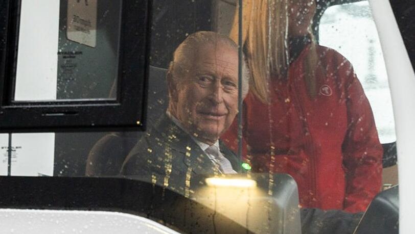 König Charles III. durfte an seinem Geburtstag auch im Führerhäuschen einer neuen Metro Platz nehmen. König Charles III. durfte an seinem Geburtstag auch im Führerhäuschen einer neuen Metro Platz nehmen.