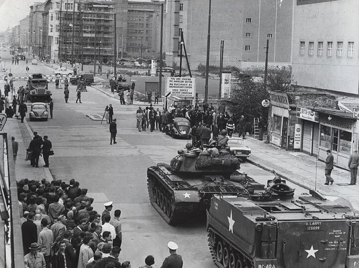 Historischer Moment: US-Panzer stehen am Grenzübergang Checkpoint Charlie. Historischer Moment: US-Panzer stehen am Grenzübergang Checkpoint Charlie.