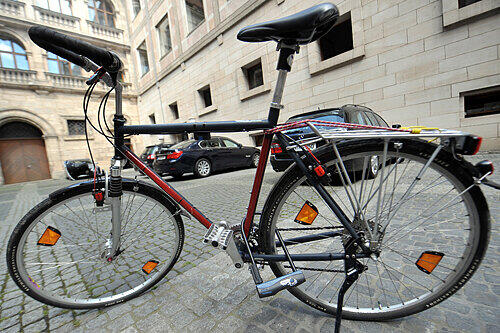 Das ist Ulrich Malys Dienstfahrrad &ndash; und genau dahinter, in der Mitte, steht sein umweltfreudlicher Dienst-BMW der 7er-Reihe.