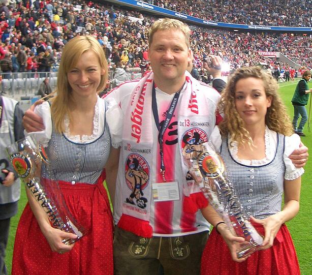 &bdquo;Er wirkt schwer sympathisch&ldquo; sagt DER KURVENFAN Hans Gehrlein, Präsident Fanklub &bdquo;13 Höslwanger&ldquo;: &bdquo;Pep wirkt auf mich schwer sympathisch, einen klasse Auftritt hat er da hingelegt. Wie gut er schon Deutsch spricht &ndash; beeindruckend! Ein Sprachgenie wie er lernt bestimmt auch schnell Bairisch. Dass er jetzt ein wenig Zeit braucht, um seine Ideen den Spielern näher zu bringen, ist normal. Wir Bayern-Fans wissen, dass die letzte Saison eine Jahrhundertsaison war. Von der Ausstrahlung her hat Pep auf jeden Fall das Zeug dazu, zum Publikumsliebling zu werden. Besonders gefallen hat mir seine bescheidende Zurückhaltung. Er wirkt nicht so, als würde er auf alle herabsehen; Man fühlt sich mit ihm auf Augenhöhe.&ldquo;