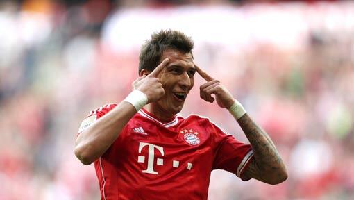 Mario Mandzukic, der Stürmer des FC Bayern München macht's mit Köpfchen. Mario Mandzukic, der Stürmer des FC Bayern München macht's mit Köpfchen.