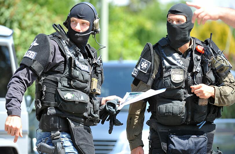 Mitglieder des Sondereinsatzkommandos beim Einsatz in Asbach-Bäumenheim.