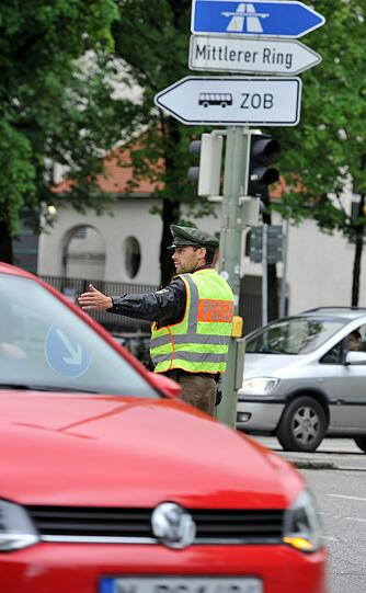 Blitze legen die Ampeln lahm: Ein heftiges Gewitter hat am Montagmorgen in München teils für Chaos im Berufsverkehr gesorgt. Die Polizei musste den Verkehr regeln.
