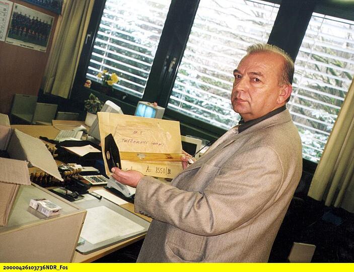 Ex-Mordkommissions-Chef Josef Wilfling mit der Tatwaffe.