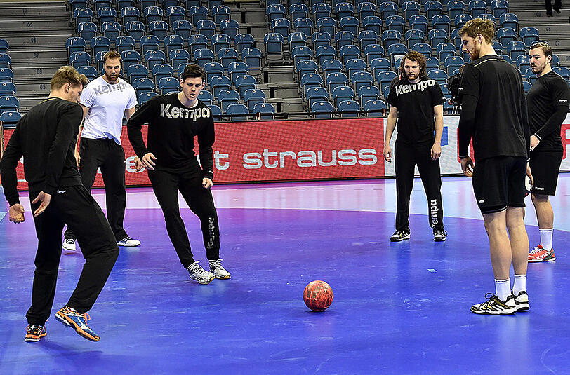 Entspanntes Warmmachen bei der Trainingseinheit in Krakau. Dort trifft die DHB-Auswahl am Freitag im EM-Halbfinale (18.30 Uhr) auf Norwegen.
