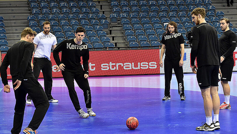 Entspanntes Warmmachen bei der Trainingseinheit in Krakau. Dort trifft die DHB-Auswahl am Freitag im EM-Halbfinale (18.30 Uhr) auf Norwegen. Entspanntes Warmmachen bei der Trainingseinheit in Krakau. Dort trifft die DHB-Auswahl am Freitag im EM-Halbfinale (18.30 Uhr) auf Norwegen.