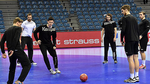 Entspanntes Warmmachen bei der Trainingseinheit in Krakau. Dort trifft die DHB-Auswahl am Freitag im EM-Halbfinale (18.30 Uhr) auf Norwegen.