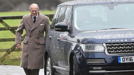 Prinz Philip (95) nahm trotz strömendem Regen am Neujahrsgottesdienst teil.