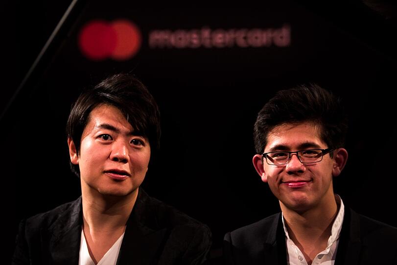 Lang Lang und der englische Pianist George Harliono beim Konzert in der Anatomie.