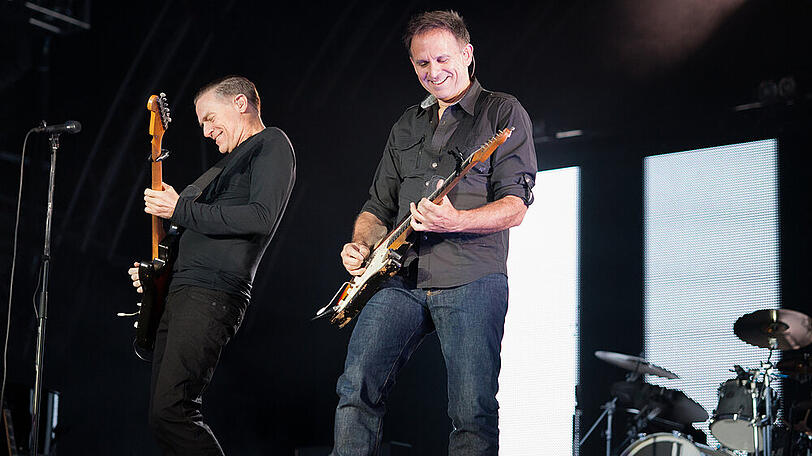 Sollen als großer Headliner in Düsseldorf rocken: Bryan Adams (l.) mit seinem langjährigen Lead-Gitarristen Keith Scott.