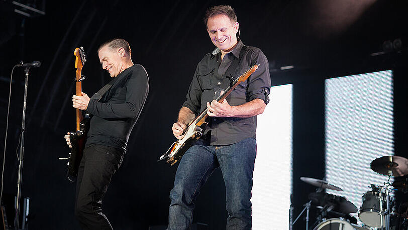Sollen als großer Headliner in Düsseldorf rocken: Bryan Adams (l.) mit seinem langjährigen Lead-Gitarristen Keith Scott. Sollen als großer Headliner in Düsseldorf rocken: Bryan Adams (l.) mit seinem langjährigen Lead-Gitarristen Keith Scott.
