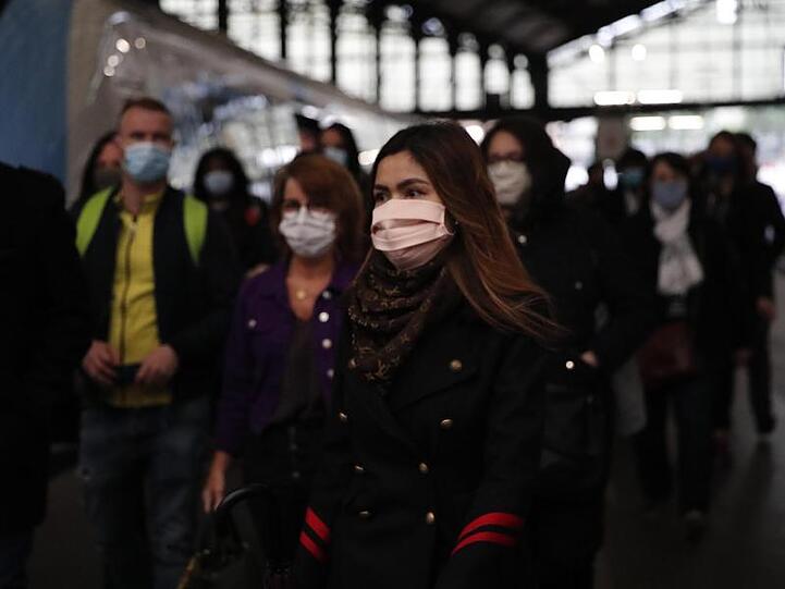 Pendler verlassen einen Zug am Bahnhof Saint Lazare in Paris.