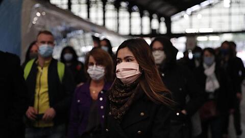 Pendler verlassen einen Zug am Bahnhof Saint Lazare in Paris.