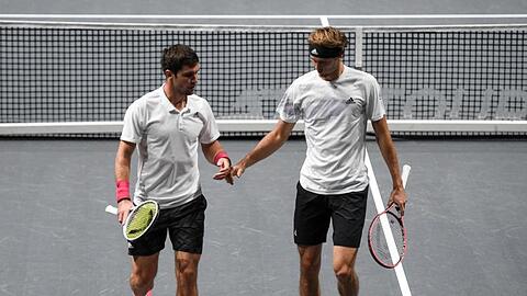 Mischa Zverev (l) betreut das deutsche Tennis-Team um Bruder Alexander beim ATP Cup.